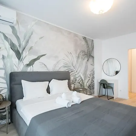 Majestic Apartments- With Parking Apartment