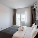 Majestic Apartments- With Parking شقة
