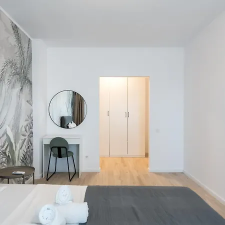 Apartment Majestic Apartments- With Parking