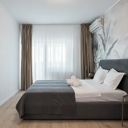 Majestic Apartments- With Parking *