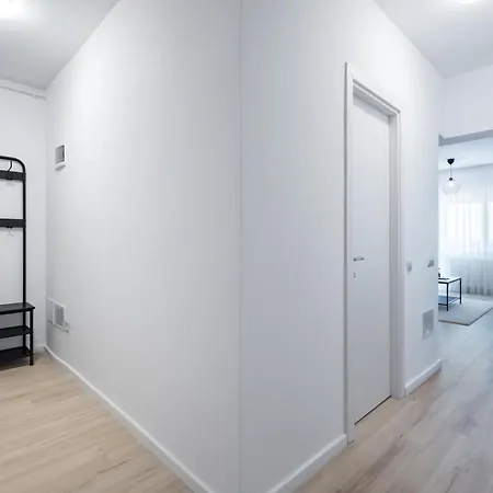 Apartment Majestic Apartments- With Parking