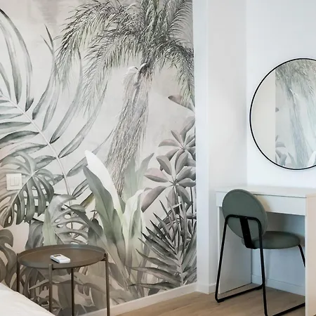 Majestic Apartments- With Parking Апартаменти
