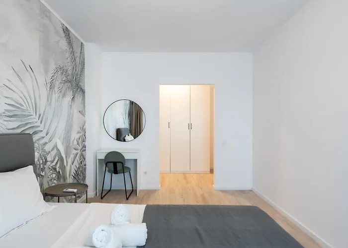 Апартаменти Majestic Apartments- With Parking