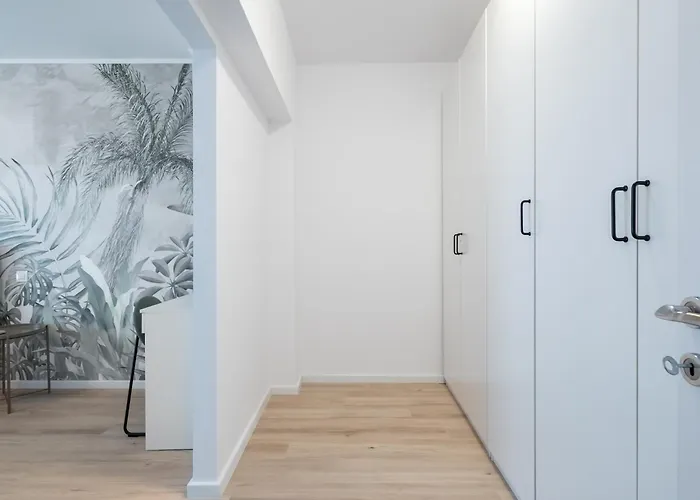 Апартаменти Majestic Apartments- With Parking