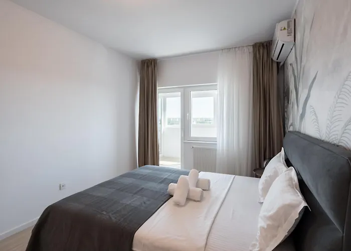 Majestic Apartments- With Parking Апартаменти