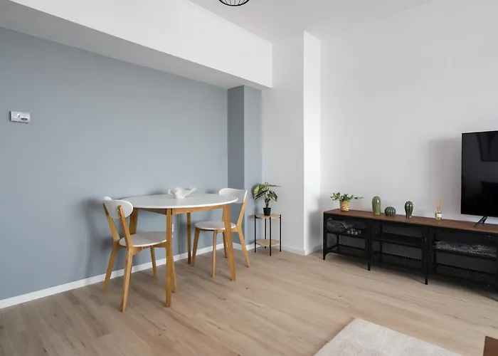 Majestic Apartments- With Parking Апартаменти