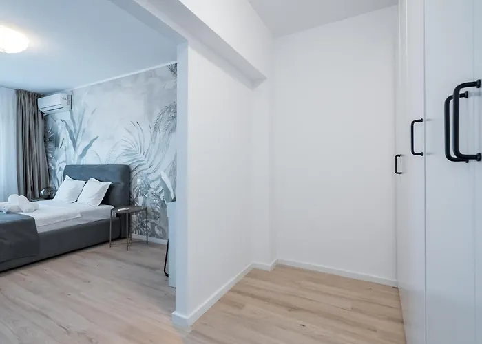 Апартаменти Majestic Apartments- With Parking *