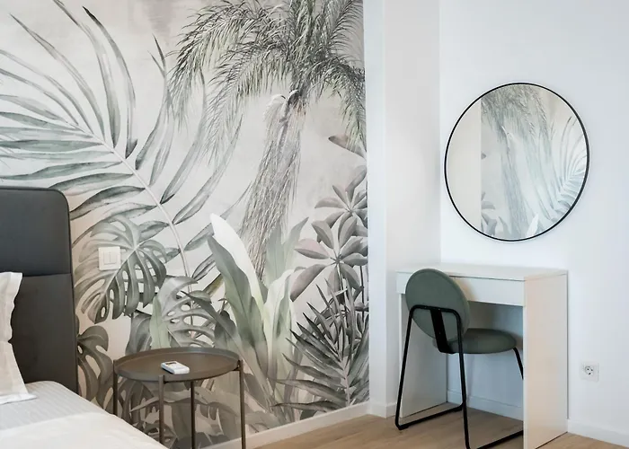 Majestic Apartments- With Parking Апартаменти