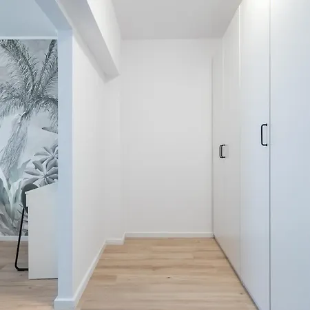 Apartment Majestic Apartments- With Parking