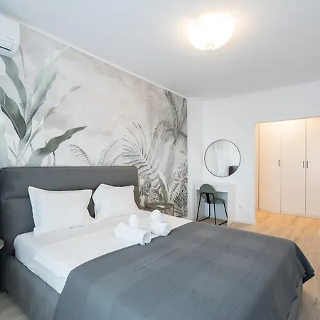 Apartment Majestic Apartments- With Parking