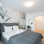 Апартаменти Majestic Apartments- With Parking