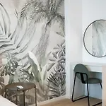 Majestic Apartments- With Parking Апартаменти