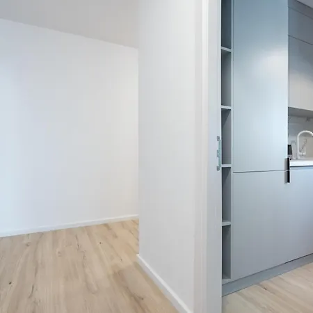 Majestic Apartments- With Parking Apartamento *